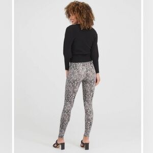 SPANX Snakeskin Print Leggings Size LG EUC